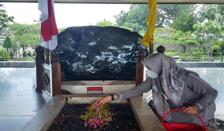 Cabup Banyuwangi Ipuk Fiestiandani Ziarah ke Makam Bung Karno