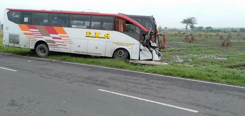Bis Hino Tabrak Pantat Truk, Pengemudi Bis Asal Tegal Patah Kaki 