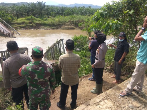 Polisi Bersama Muspika Tinjau Jembatan Putus di Aceh Utara