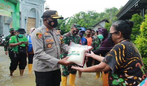 Tinjau Langsung, Kapolresta Mojokerto Bersama Dandim 0815 Berikan Bantuan Sosial kepada Korban Banjir