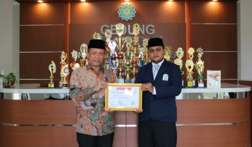 UIN SGD Bandung Berikan Penghargaan Kepada Mahasiswa Prestasi