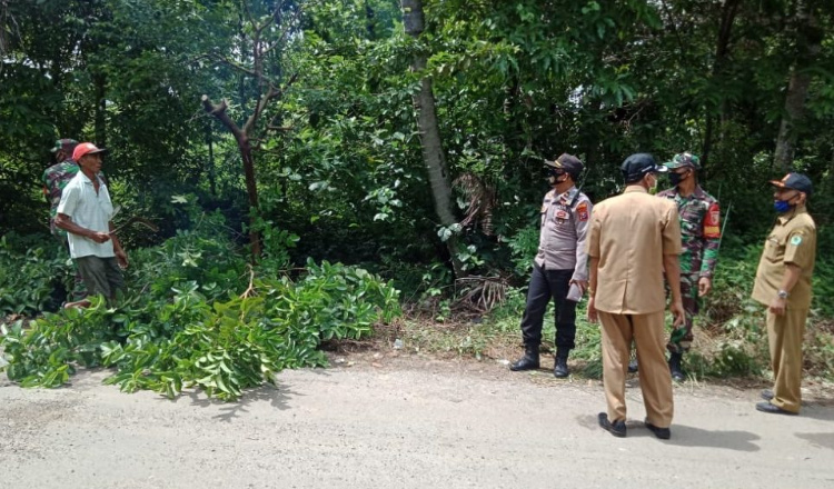 Antisipasi Bencana, TNI Polri bersama Warga di Pamekasan Potong Pohon di Pinggir Jalan