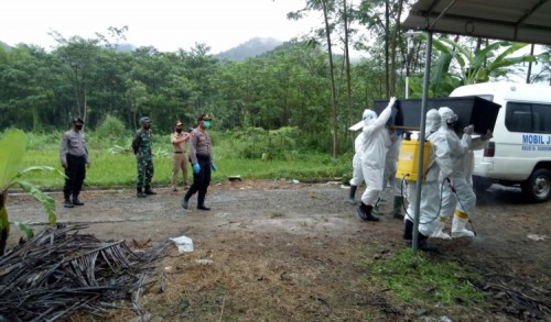 Antisipasi Penolakan, Jajaran Polres Trenggalek Amankan Prosesi Pemakaman Jenazah Covid-19
