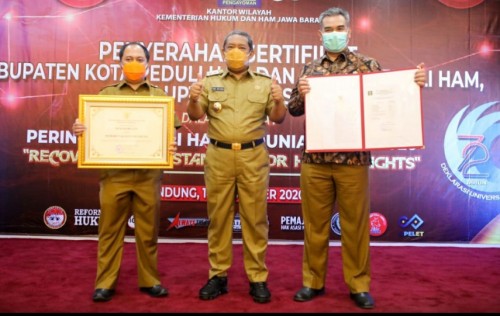 Menteri Hukum Dan HAM Nobatkan Pemkot Bandung Penghargaan Kota Peduli HAM