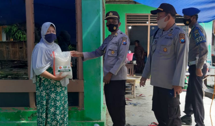 Polisi di Pamekasan Salurkan Beras Bansos Polri dari Pintu ke Pintu