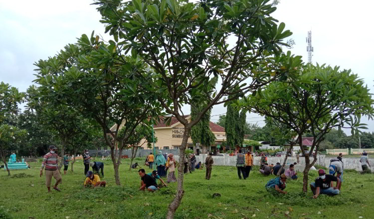 Pelanggar Disiplin Prokes Covid-19 di Probolinggo Jalani Sanksi Bersihkan Pekuburan Umum