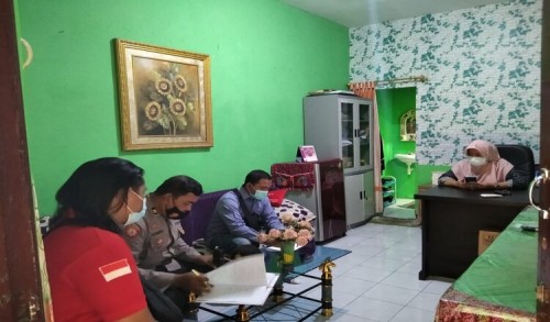 Lagi, Tim Covid Hunter Polresta Mojokerto Pindahkan Pasien ke Puskesmas Dawarblandong