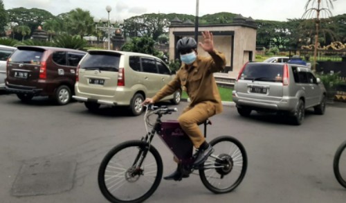 Ramah Lingkungan, Wawali Kota Malang Berangkat Kerja Gunakan E-Bike