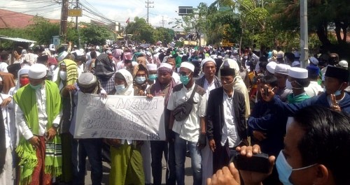 Kepung Mapolres Sampang, Pendukung HRS Tuntut Polisi Bersikap Adil
