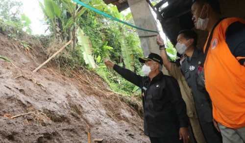 Bupati Malang Sanusi Berikan Bantuan kepada Korban Bencana Tanah Longsor