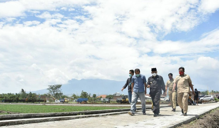 Bupati Malang Sanusi Tinjau Jalan Tembus Desa Tegal Gondo dengan Desa Ampeldento