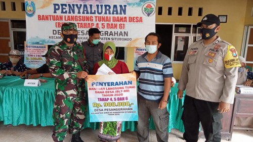 TNI Polri Kawal Pencairan BLTDD di Desa Pesanggrahan 