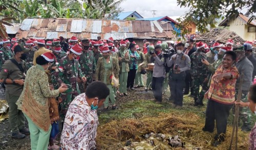 Di Papua TNI-Polri, Pemda dan Masyarakat Sambut Bulan Kasih Dengan Bakar Batu