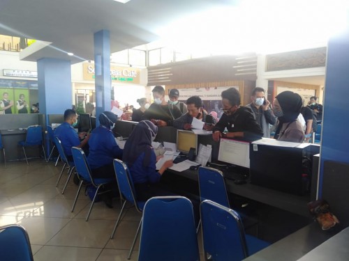 Antrean Rapid Test Antigen di Bandara Juanda Membludak, Penumpang Kecewa