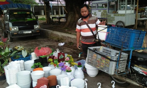 Ahmad Taufik, Penjual Mainan di Sekolah-Sekolah Bondowoso, Mampu Bertahan di Tengah Gempuran Pandemi Covid-19