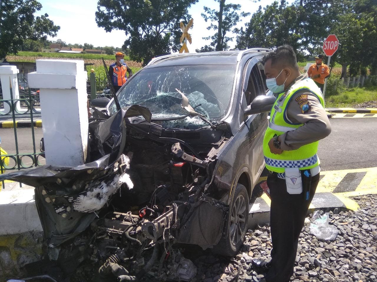 Lengah, Sebuah Mobil Terserempet Keret Api Di Jombang