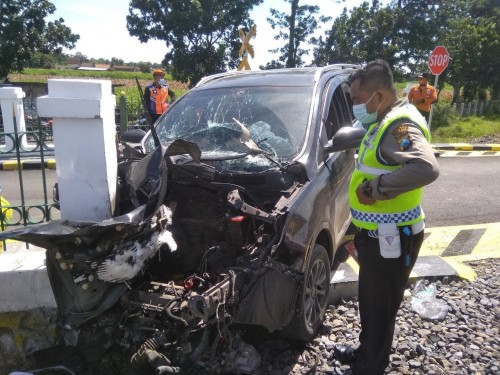 Lengah, Sebuah Mobil Terserempet Keret Api Di Jombang