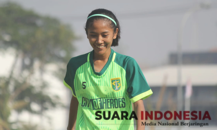 Di Tengah Pandemi, Atlet Sepak Bola Putri Persebaya, Asal Bondowoso Berlatih di Sawah