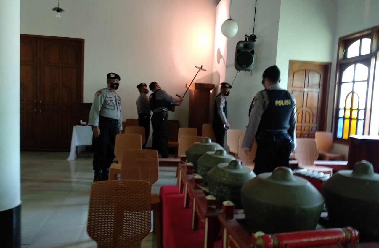 Jelang Ibadah Natal, Polisi Lakukan Sterilisasi Sejumlah Gereja di Ponorogo