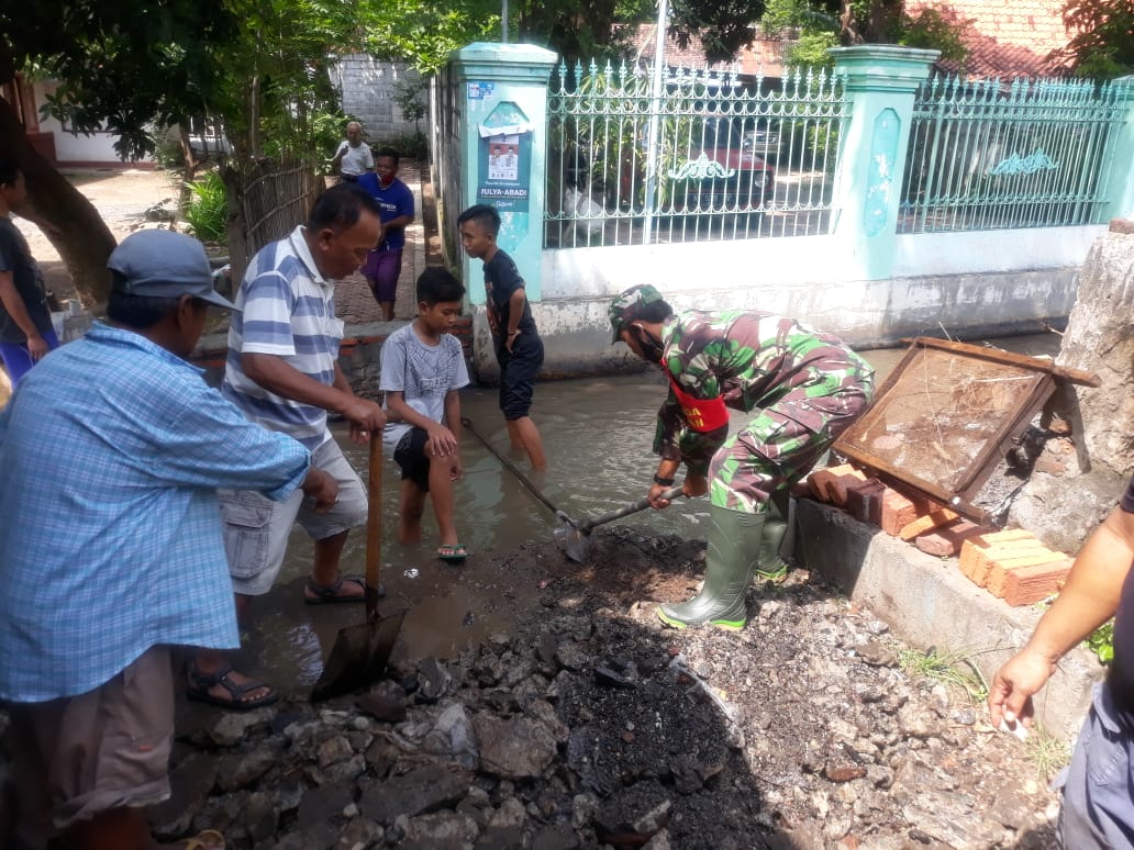 Kompak Babinsa, Lurah dan Masyarakat Kerja Bakti Bangun Jembatan