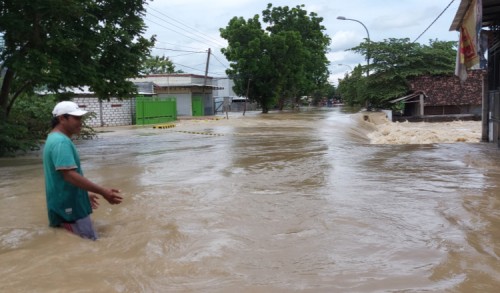 Diterjang Banjir Kali Lamong, Dua Jembatan di Kecamatan Benjeng Ambrol