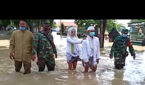 Pengantin di Gresik Harus Lewati Banjir untuk Melangsungkan Akad Nikah