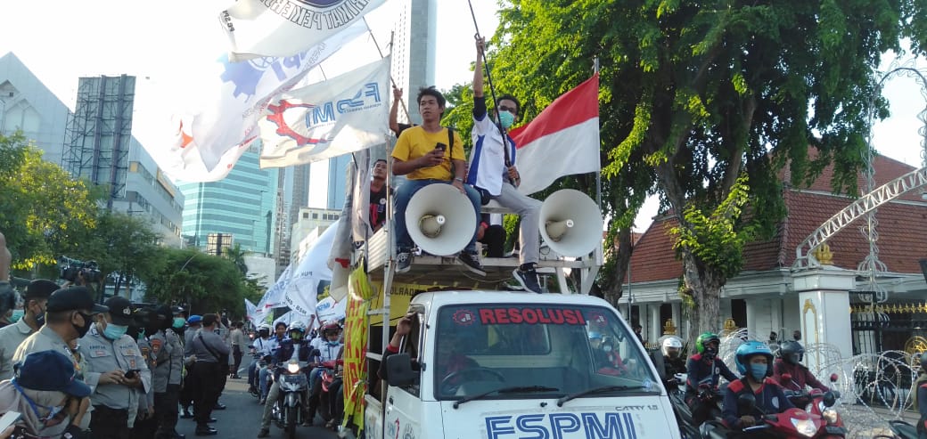 Buruh Jatim Kembali Suarakan 2 Tuntutan di Gedung Grahadi Surabaya