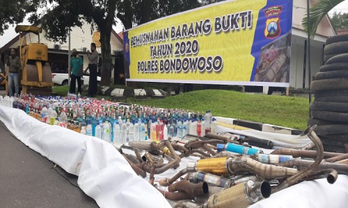 Jelang Tahun Baru, Polres Bondowoso Bersama Forkopimda Musnahkan Ratusan Botol Miras 