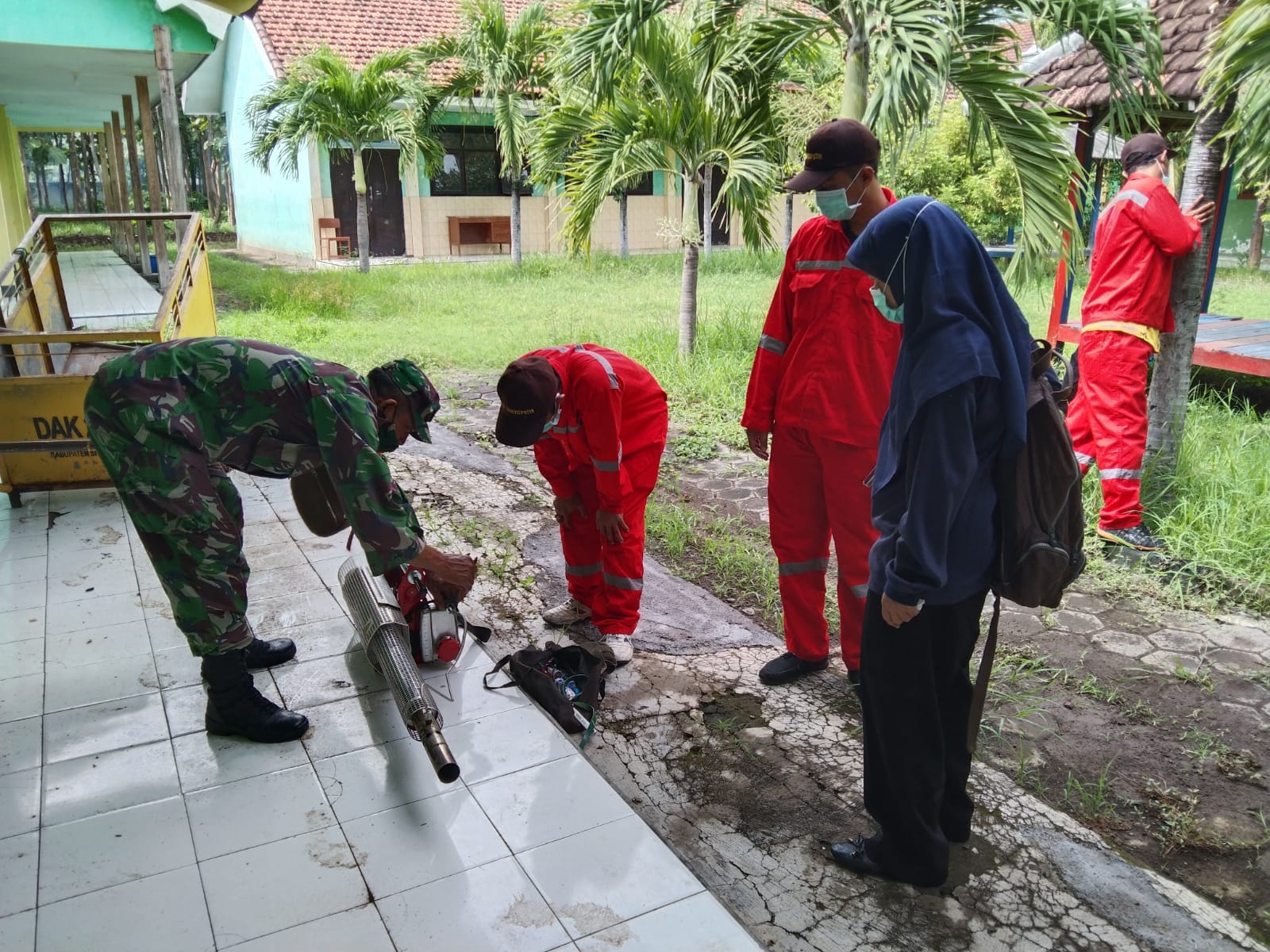 Cegah Demam Berdarah, Babinsa Banyuputih Bantu Fogging 