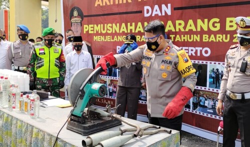 Jelang Tahun Baru, Kapolres Mojokerto Musnahkan Ribuan Miras dan Knalpot Brong