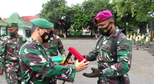 Dandim Situbondo Lepas Satgas COVID-19 BKO Pamar 2 Marinir Surabaya Kembali ke Markas