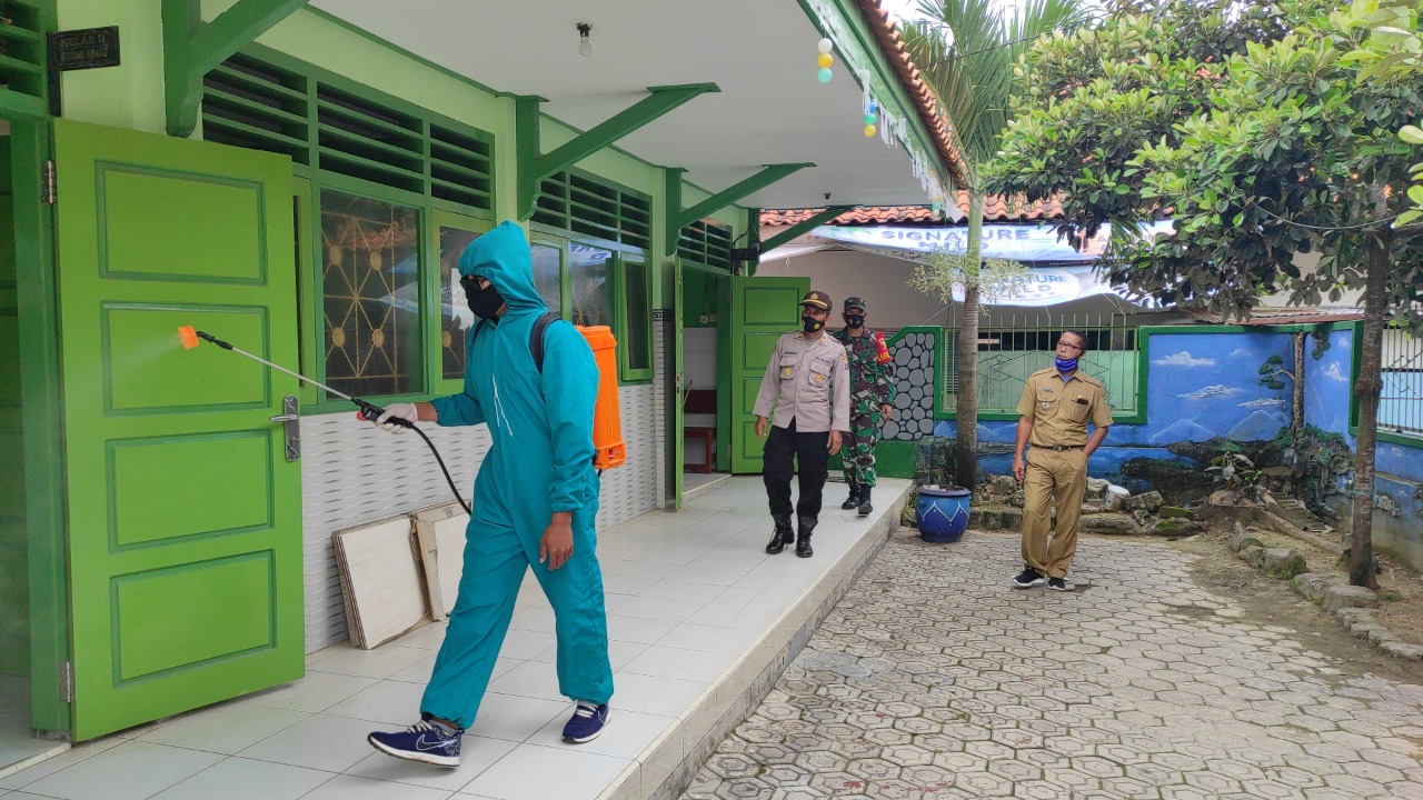 Polisi di Pamekasan Bersama Instansi Terkait Lakukan Penyemprotan Disinfektan