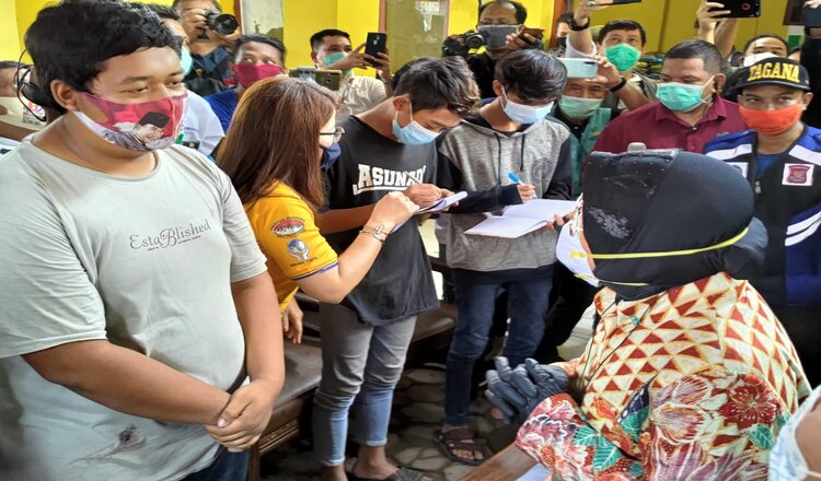 Kunjungi Eks Lokalisasi Balong Cangkring, Mensos Risma Semangati Anjal dan Putus Sekolah