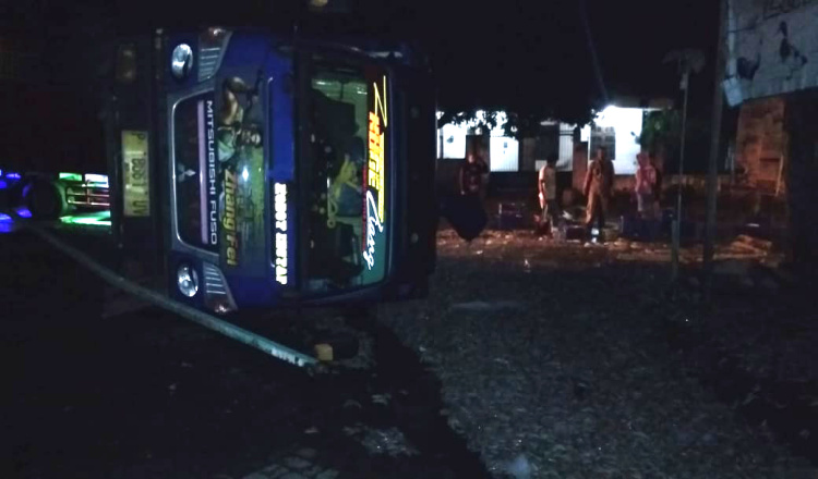 Truk Terguling di Kalipuro Banyuwangi, 4 Ton Udang Tumpah ke Jalan