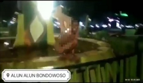 Viral Pemuda Mandi Telanjang di Kolam Alun-alun RBA Ki Ronggo Bondowoso