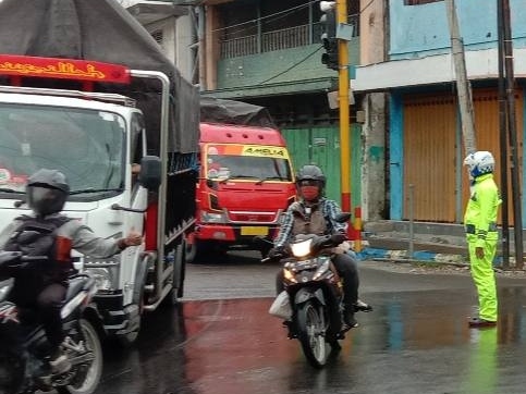 Satlantas Polres Sampang Akhirnya Atur Lalu Lintas yang Amburadul 