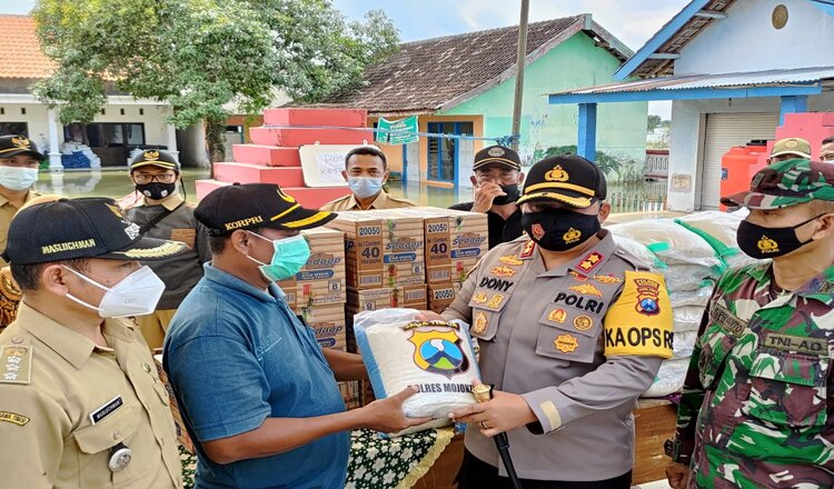 Setelah Empat Hari Banjir, Akhirnya Warga Tempuran Dapat Bantuan Kapolres Mojokerto