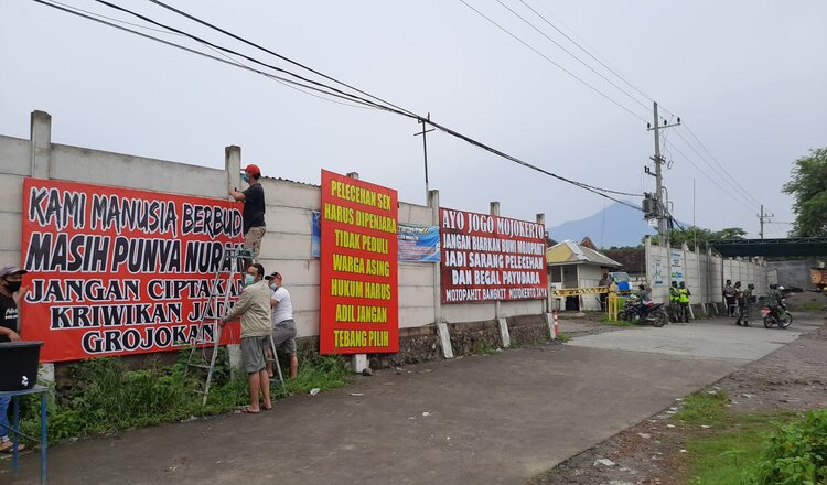 Kecam Dugaan Pelecehan Seksual, PT Bondvast Indo Sukses Dipenuhi Banner 