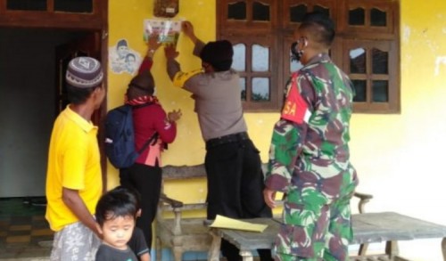 Polisi di Pamekasan Dampingi Pemasangan Stiker PKH di Rumah Warga