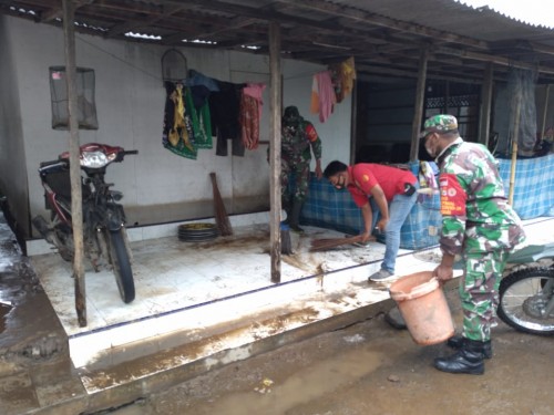 Pasca-banjir, Koramil 0823/09 Jangkar Dan Polsek Bantu Bersihkan Rumah Warga 