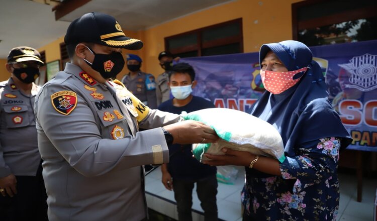 Kapolres Mojokerto Beri Bantuan Warga Terdampak Covid-19