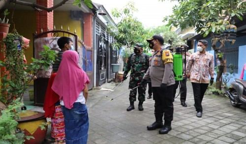 Bersama Forkopimda, Polres Mojokerto Semprot Disinfektan Serentak di 236 Desa