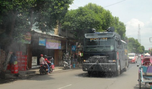 Keliling Kota, Polresta Mojokerto Patroli Sekaligus Penyemprotan Disinfektan