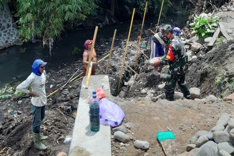 Babinsa Desa Panji Lor Pantau Pembuatan Plengsengan