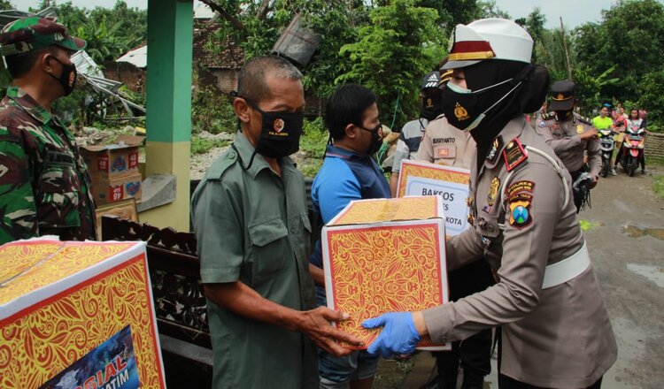 Berikan Bantuan, Kasat Lantas Polresta Mojokerto Implementasikan Program 'JUBAH'