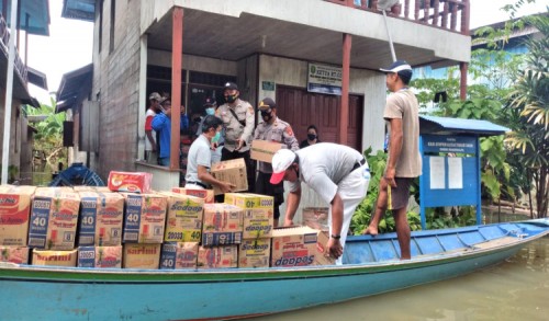 Bersinergi dengan Sinarmas Group, Polsek Muara Wahau Distribusikan 80 Paket Sembako