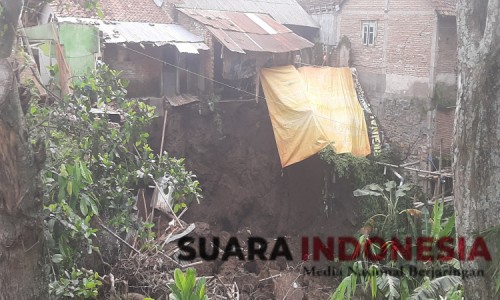 Pemkab Bondowoso Sebut Rumah Terdampak Longsor Bangunan Liar, Pemilik Rumah Justru Tunjukan Akta Jual Beli Tanah