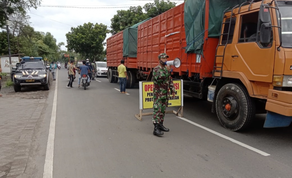 Tiga Pilar di Kecamatan Suboh Tak Bosan Berikan Himbauan Protkes ke Masyarakat