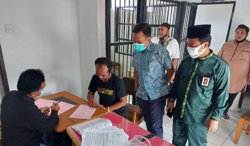 Kasus Money Politik Pilkada Inhu Riau, Penyidik Serahkan Tersangka dan Barang Bukti Kepada JPU