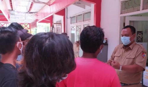 Dipecat Sepihak, Sopir Ambulan Jember Lurug Kantor Dinas Kesehatan 